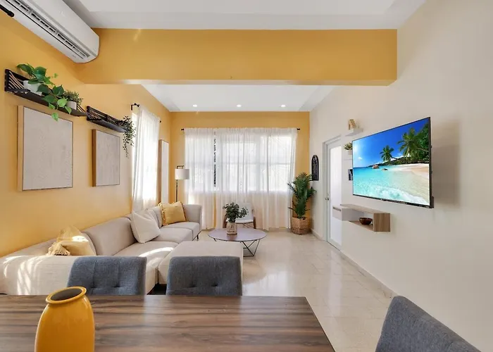 Amazing Group Home Near Beach, Nightlife For 18