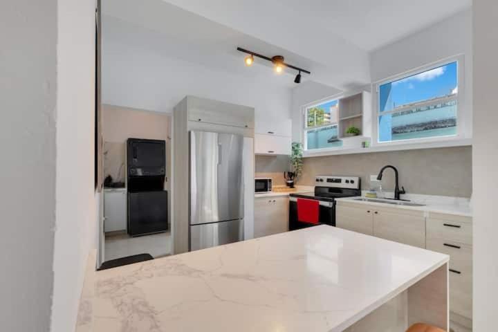 Amazing Group Near Beach, Nightlife For 18 *