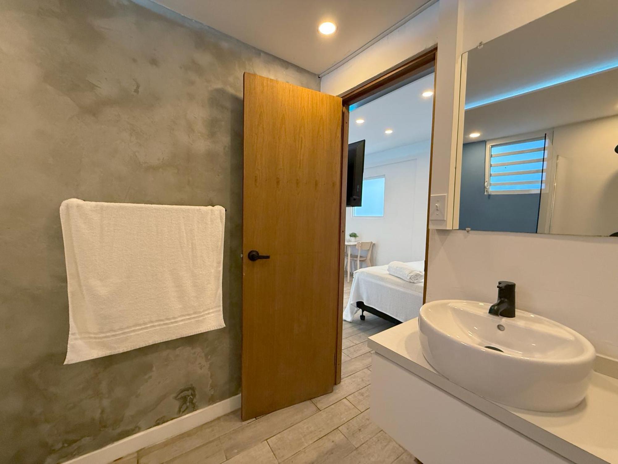 Amazing Group Near Beach, Nightlife For 18 *