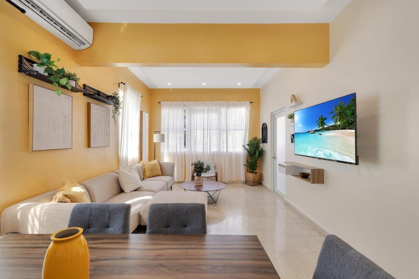Villa Amazing Group Near Beach, Nightlife For 18